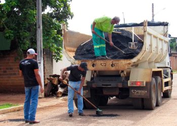 A Prefeitura de Cariri do Tocantins, por meio da Secretaria Municipal de Infraestrutura Urbana, segue realizando o serviço de tapa-buracos em diversas regiões da cidade que tiveram o asfalto prejudicado em consequência das chuvas.