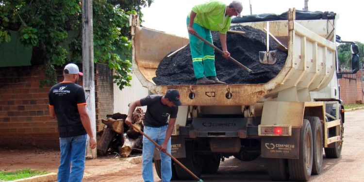 A Prefeitura de Cariri do Tocantins, por meio da Secretaria Municipal de Infraestrutura Urbana, segue realizando o serviço de tapa-buracos em diversas regiões da cidade que tiveram o asfalto prejudicado em consequência das chuvas.