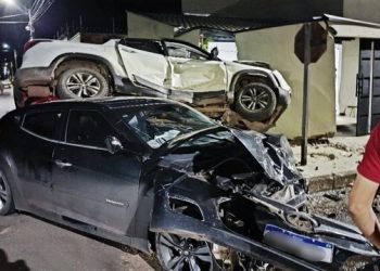 Acidente entre dois veículos deixa carro em cima do outro em Gurupi