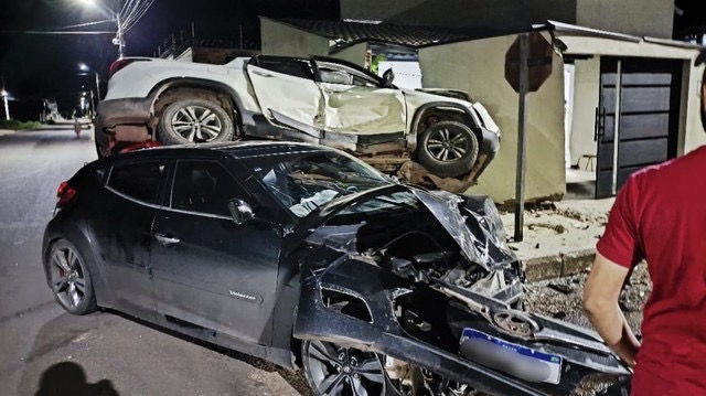 Acidente entre dois veículos deixa carro em cima do outro em Gurupi